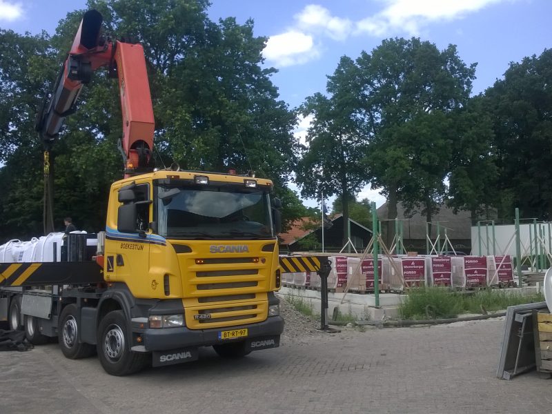 Kelder verzwaren aan de hoogste zijde met zand in big bags